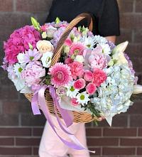 Композиция солнечный день в Куйбышеве Цветочная композиция из Розы, Хризантемы, Пионы и Лизиантусы в корзине в Куйбышеве