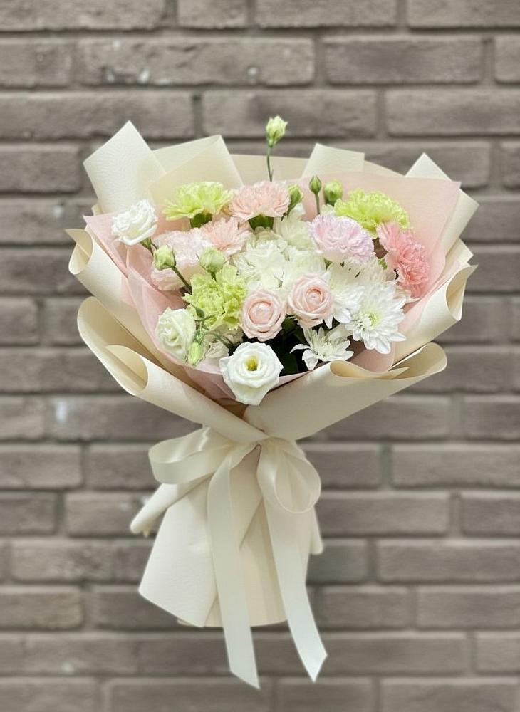 Букет цветов из: Гвоздики, Розы, Лизиантусы и Хризантемы в Куйбышеве