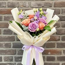 Букет цветов из:  Лизиантусы и Розы в Куйбышеве