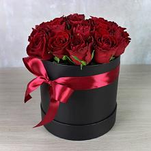 Цветочная композиция из Розы в шляпной коробке в Куйбышеве