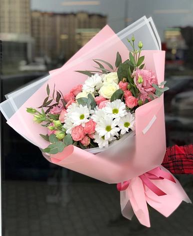 Букет цветов из: Розы, Лизиантусы и Хризантемы в Куйбышеве