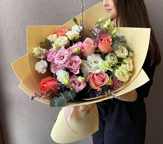Букет цветов из: Розы, Лизиантусы и Гвоздики в Куйбышеве
