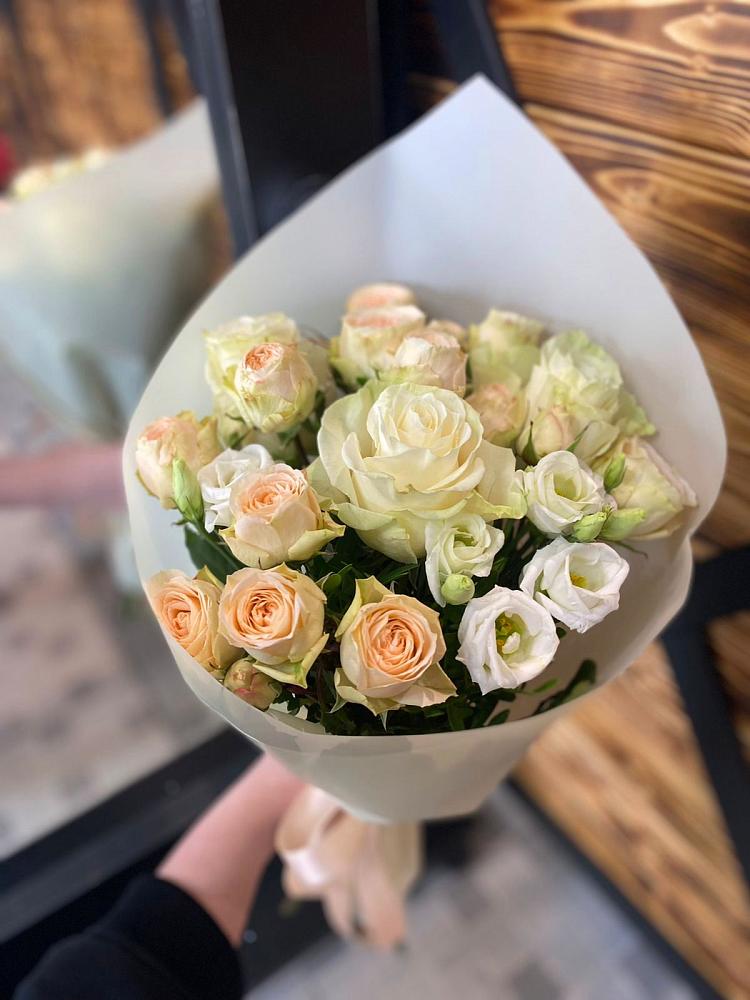 Букет цветов из: Розы и Лизиантусы в Куйбышеве