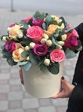 Цветочная композиция из Розы в шляпной коробке в Куйбышеве